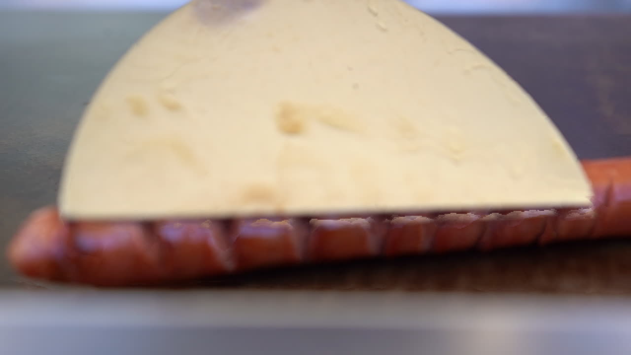 소시지는 그릴에서 가열됩니다.