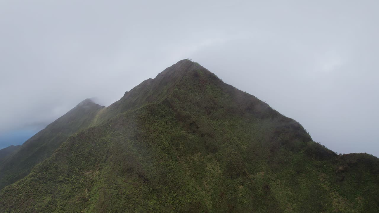 Nu&lsquo;uanu Pali area - Clouds over cliff slow side way scroll on a moody day