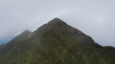 Área-De-Nu&#39;uanu-Pali:-Nubes-Sobre-Un-Acantilado,-Desplazamiento-Lateral-Lento-En-Un-Día-De-Mal-Humor