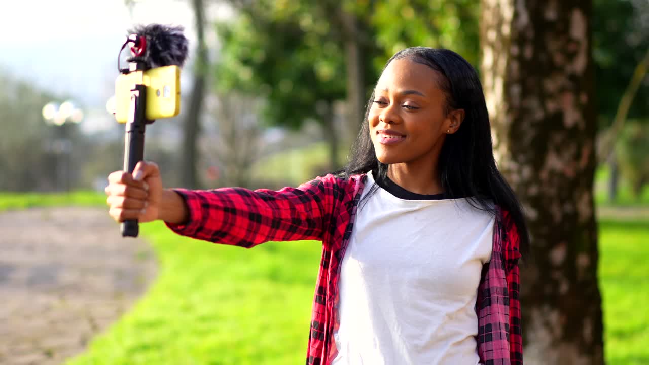 Donna che fa video blog in un parco