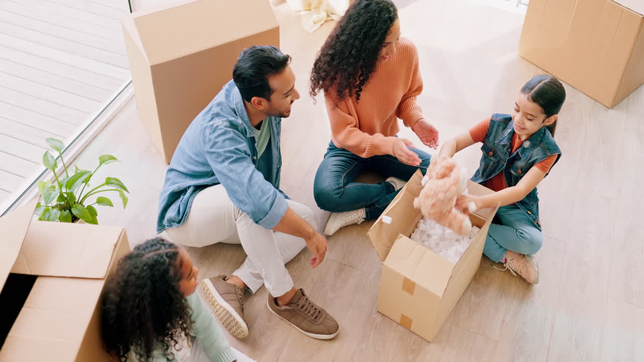 familia feliz, caja e inmobiliaria en el nuevo hogar