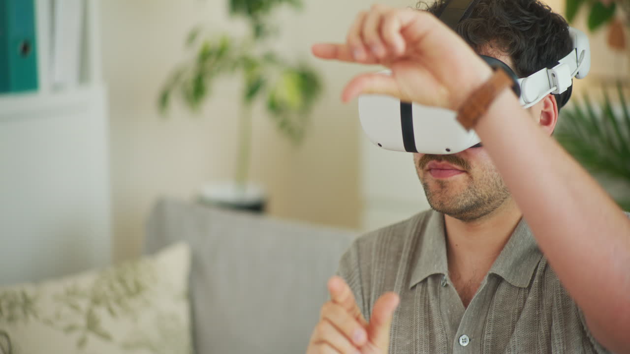 primer plano de un hombre trabajando en vr