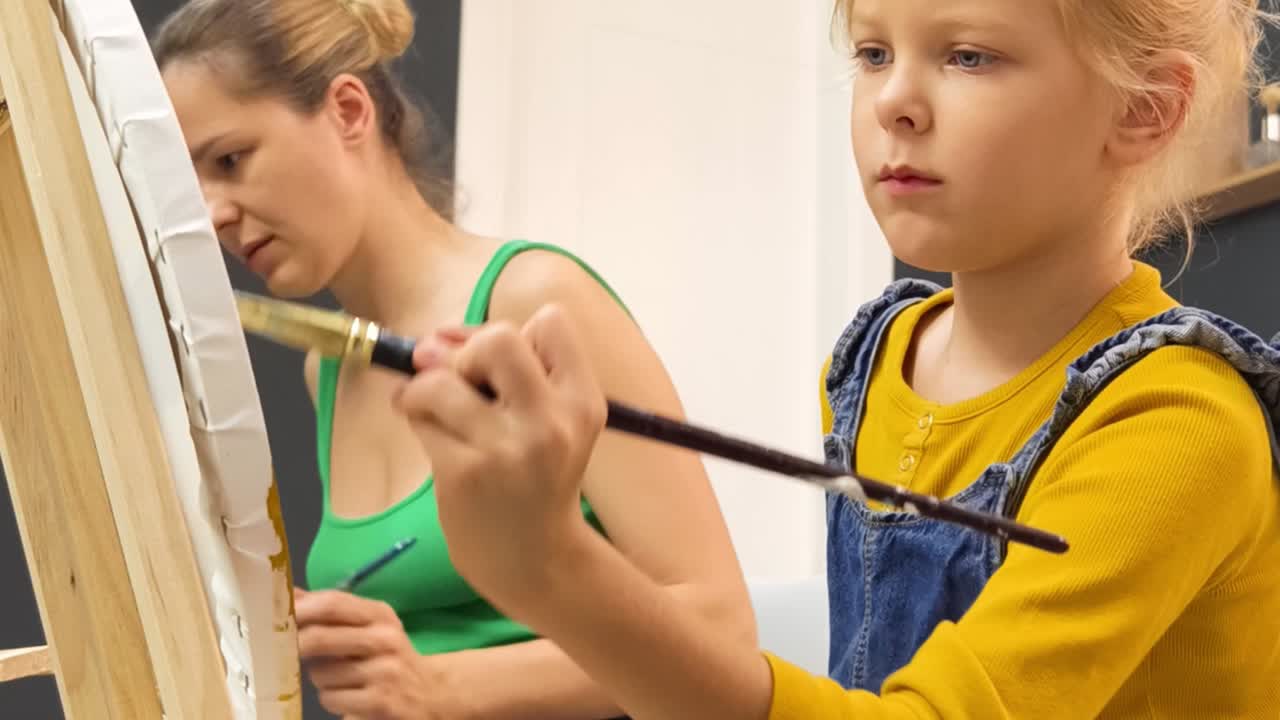 мать и дочь рисуют вместе.