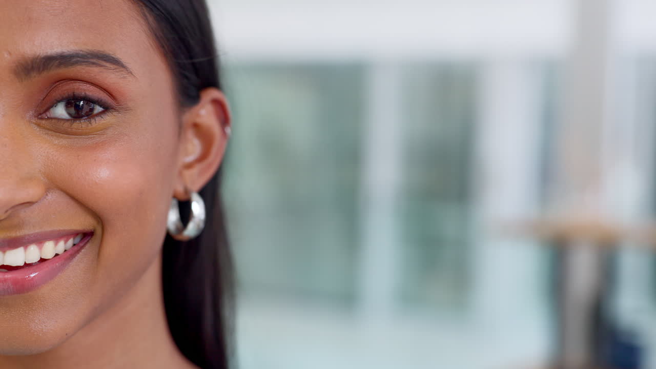 rostro de un estudiante universitario o universitario feliz