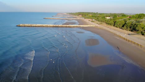 Toma-Aérea-De-Drones-Volando-Sobre-Una-Hermosa-Playa-En-El-Mar-Adriático-Italia