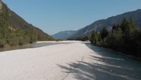 Río-Isar-En-Munich-Alemania-Grabado-Con-Un-Dron