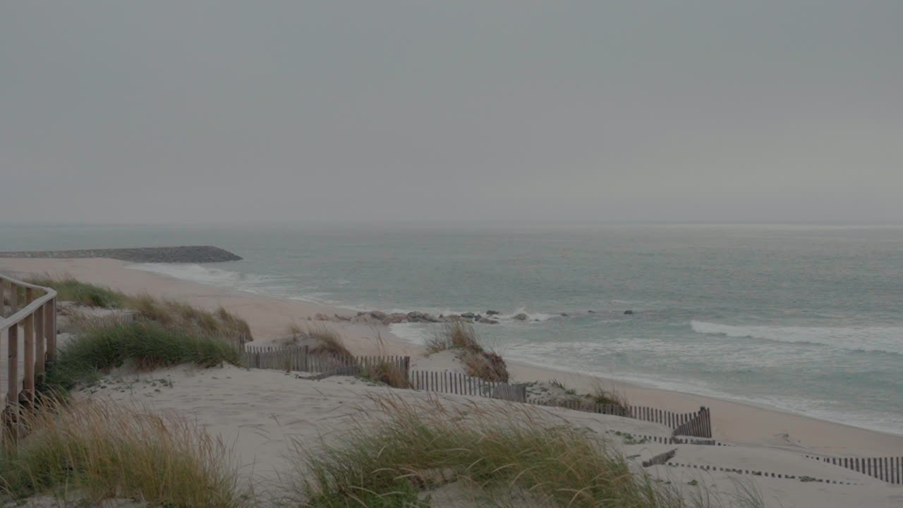 прибрежный вид прая-да-коста-нова в авейро, португалия, с песчаными дюнами, пляжной травой и океанскими волнами