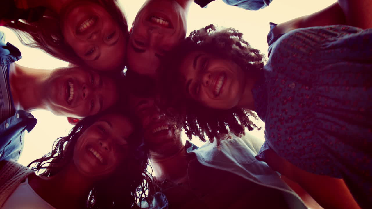 amigos felices sonriendo a la cámara en el parque