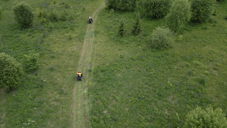 vista aérea de atv montando en el bosque