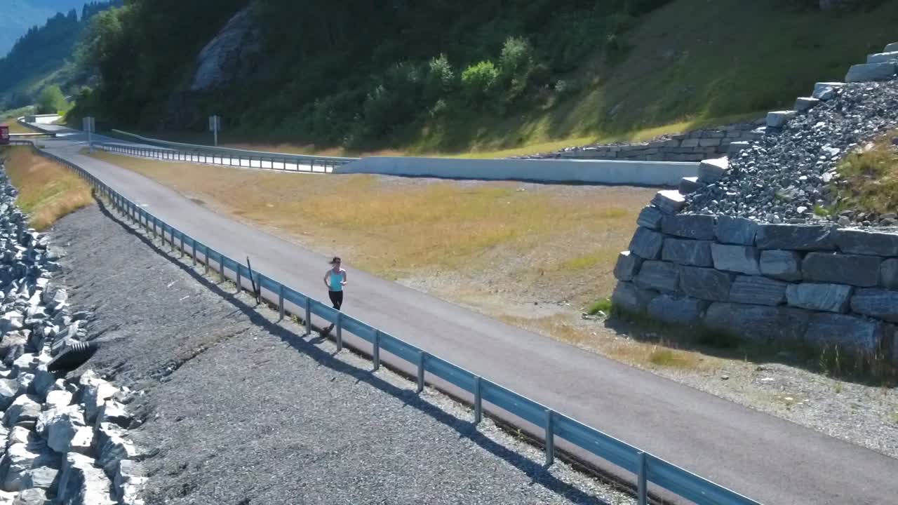 야외에서 조 ⁇ 하는 여성 느린 동작