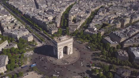 francia día de verano paisaje de la ciudad de parís famoso arco del triunfo círculo de tráfico panorama aéreo 4k lapso de tiempo