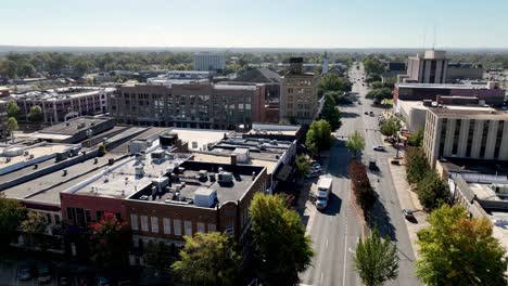 slow-aerial-push-in-to-tuscaloosa-alabama,-middle-america,-small-town-usa