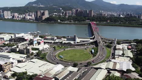 Automóviles-Circulando-Por-El-Puente-Guandu-En-Taipei,-Taiwán.