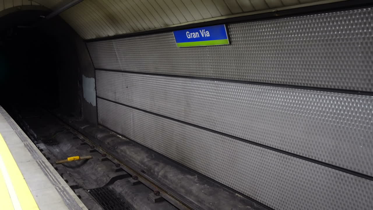 Stazione della metropolitana Gran Via. MADRID, SPAGNA. Stazione della metropolitana Gran Via. La metropolitana di Madrid occupa l'ottavo posto per estensione nel mondo e il terzo in Europa.
