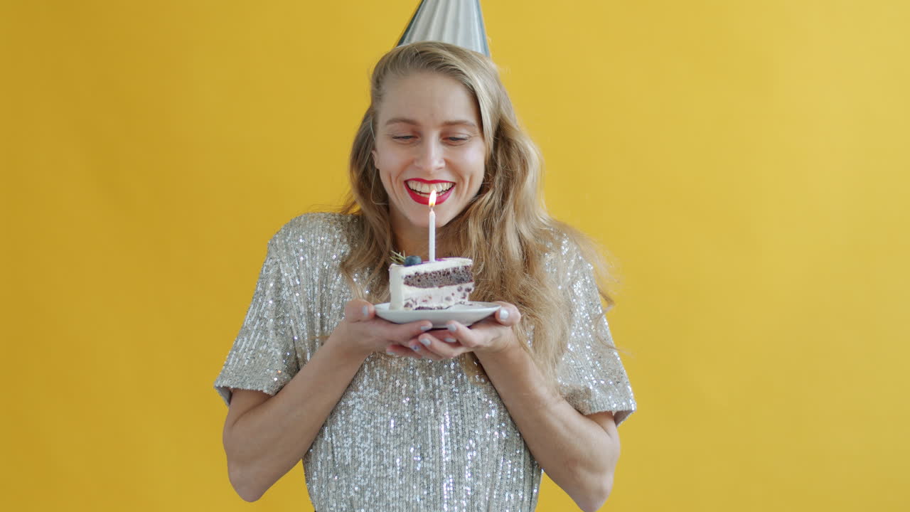 mujer celebrando su cumpleaños con pastel