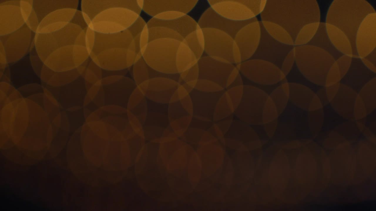 luces bokeh doradas parpadeando en el fondo