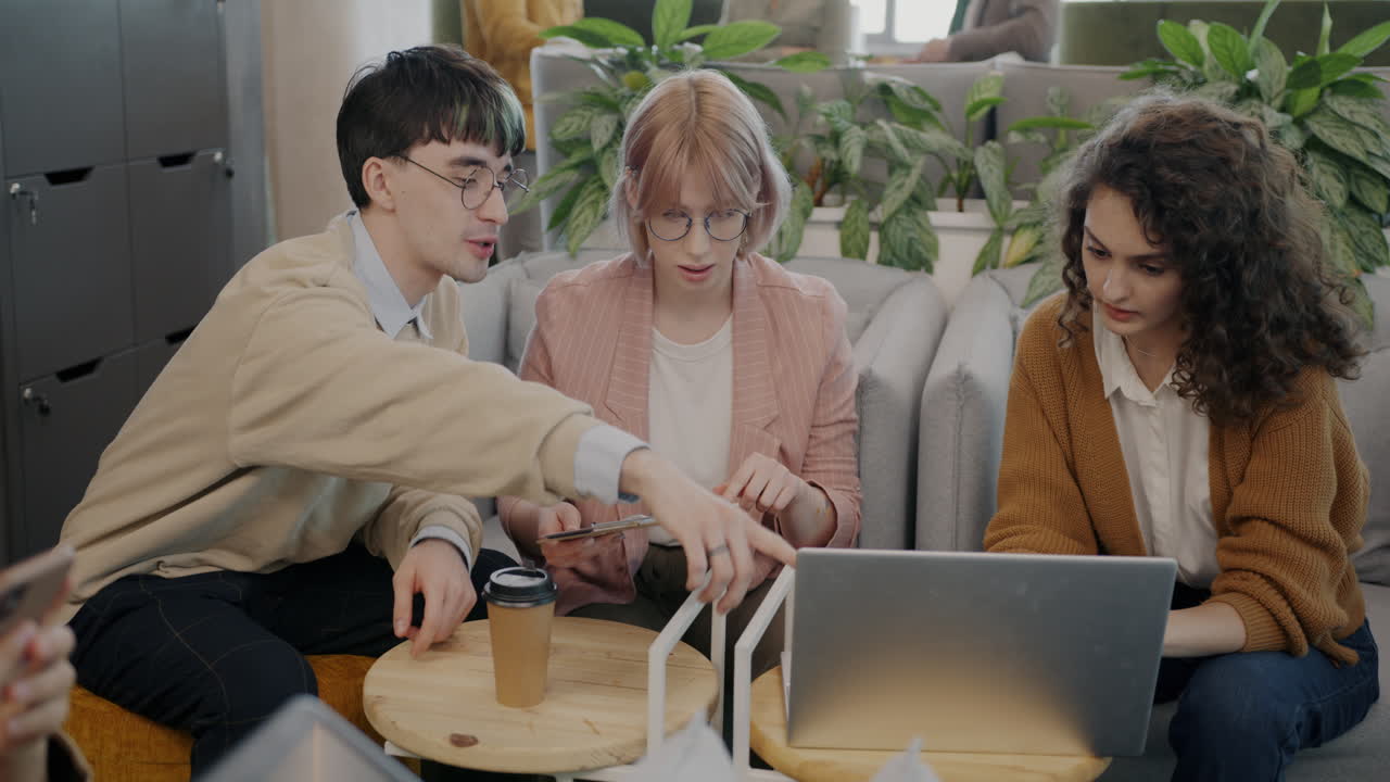 현대적 인 사무실 에서 팀 협업