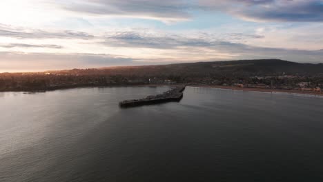 Langsame,-Dramatische-Drohnenaufnahme-Mit-Blick-Auf-Den-Santa-Cruz-Pier-Und-Den-Sonnenuntergang-Am-Strand