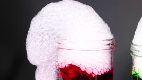 un cautivador experimento de hielo seco con burbujas coloridas desbordando de un frasco, mostrando reacciones químicas y efectos visuales