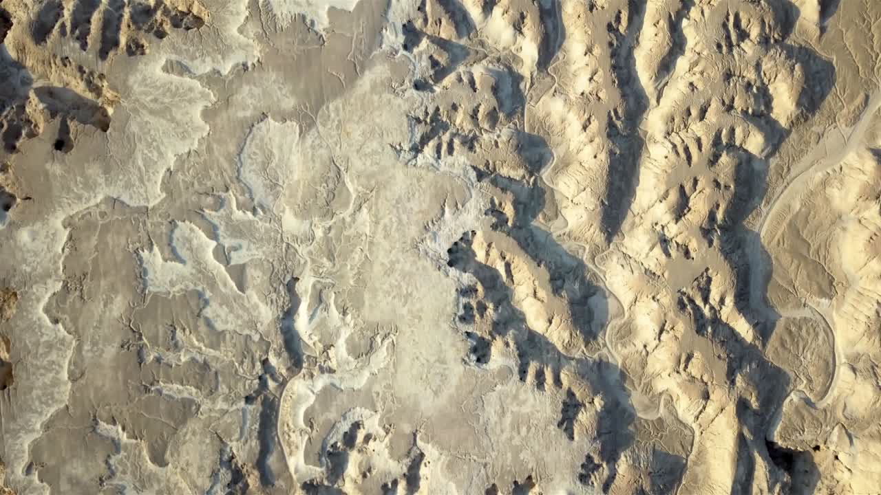 vista aérea sobre un gran wadi con roca sedimentaria suave, el desierto de arava