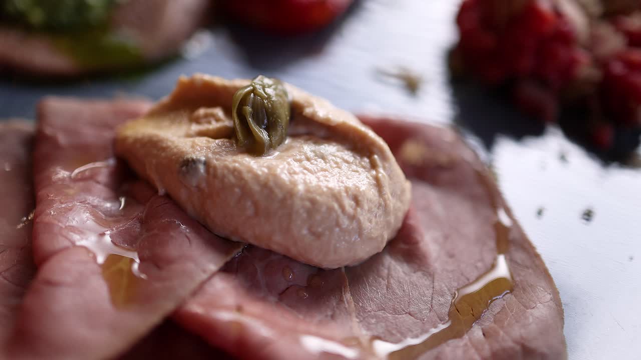 크림 소스와 함께 고기 조각