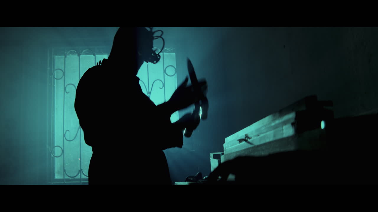 silueta de un hombre en una habitación oscura