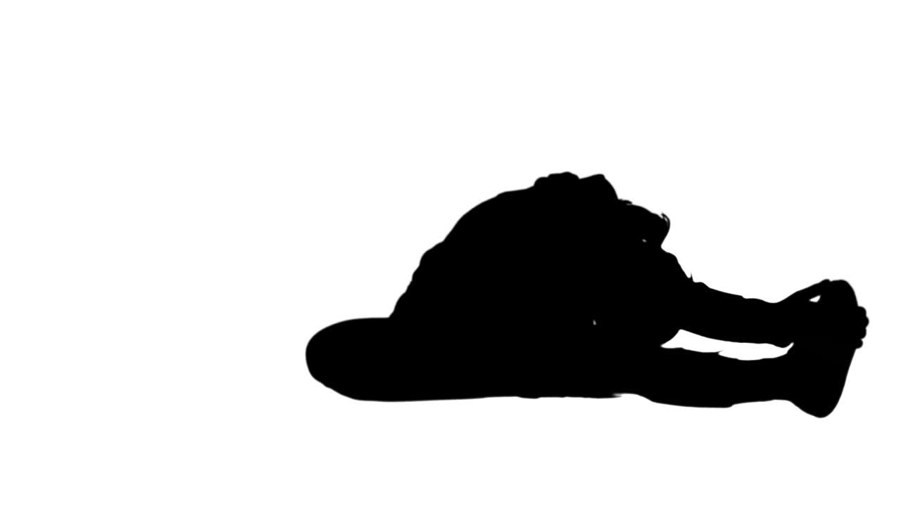 다리를 펴고 있는 여자의 실루