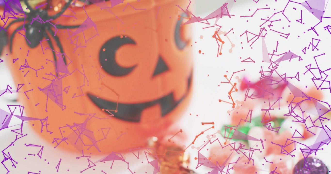 Particelle digitali che fluttuano causando uno zoom e una panoramica della telecamera, mentre un secchiello a forma di zucca si riempie di caramelle per Halloween.