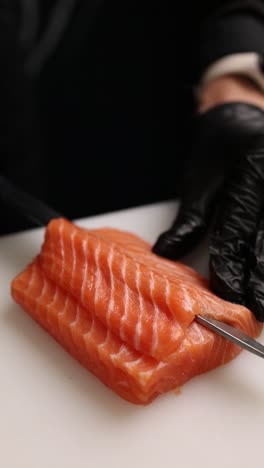 el chef está preparando sashimi de salmón.