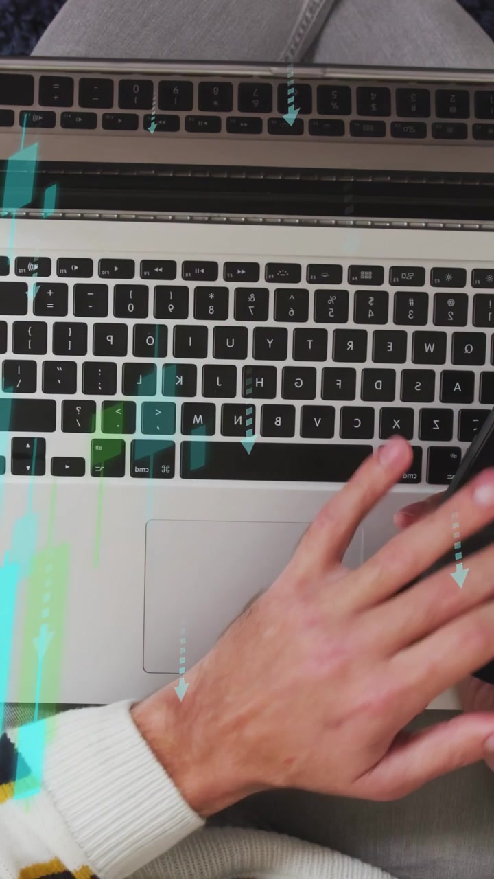 Vídeo vertical: Homem tocando no smartphone e usando trackpad, iniciando HUD tecnológico animado visualizando dados