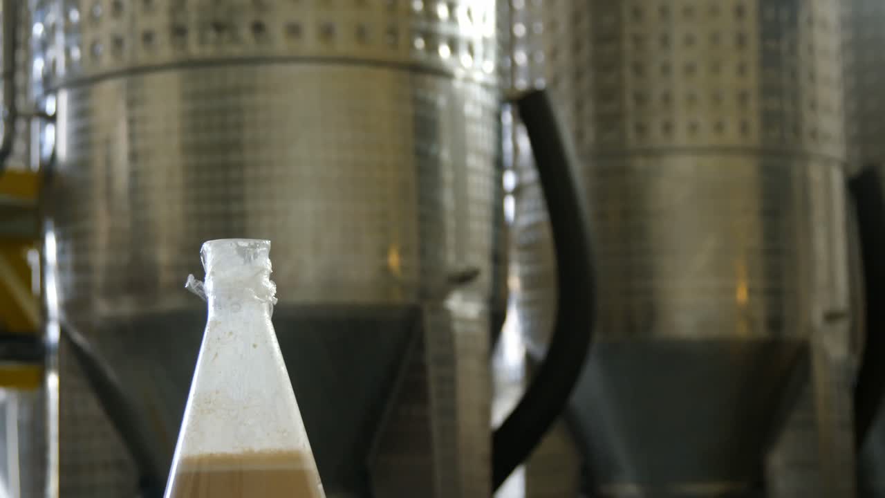 테이블 4k에 있는 플라스크에 있는 술