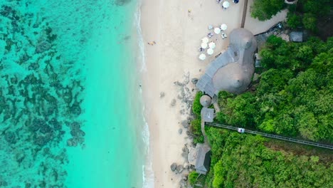 Vista-Aérea-De-Arriba-Hacia-Abajo-Del-Funicular-Que-Desciende-A-La-Costa-De-Arena-Blanca-Del-Club-De-Playa-Karma-En-Uluwatu-Bali-Indonesia