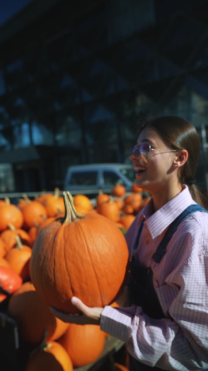 호박  에서 호박 을 들고 있는 여자