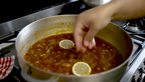 Rodajas-De-Limón-Amarillo-Fresco-Que-Se-Colocan-En-Salsa-De-Curry-A-Fuego-Lento-Y-Se-Revuelven