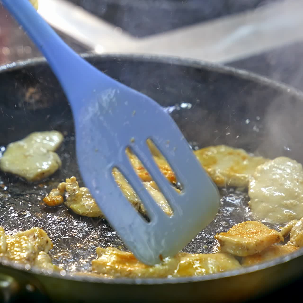 Stegte kyllingekoteletter på varm stegepande. Tilberedning af kød på restaurant. Stegning af kød på en jernstegepande. En hurtig og lækker middag eller frokost. Nærende mad.