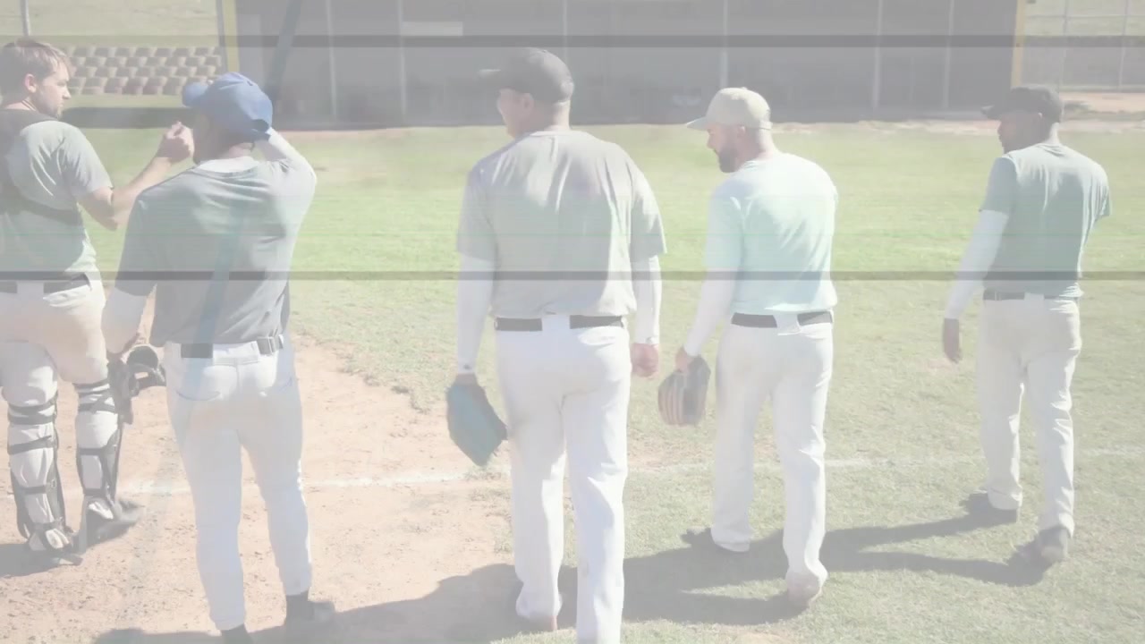 Video verticale: Giocatori di baseball che camminano verso la panchina dopo l'inning, chiacchierando e sistemandosi i guanti