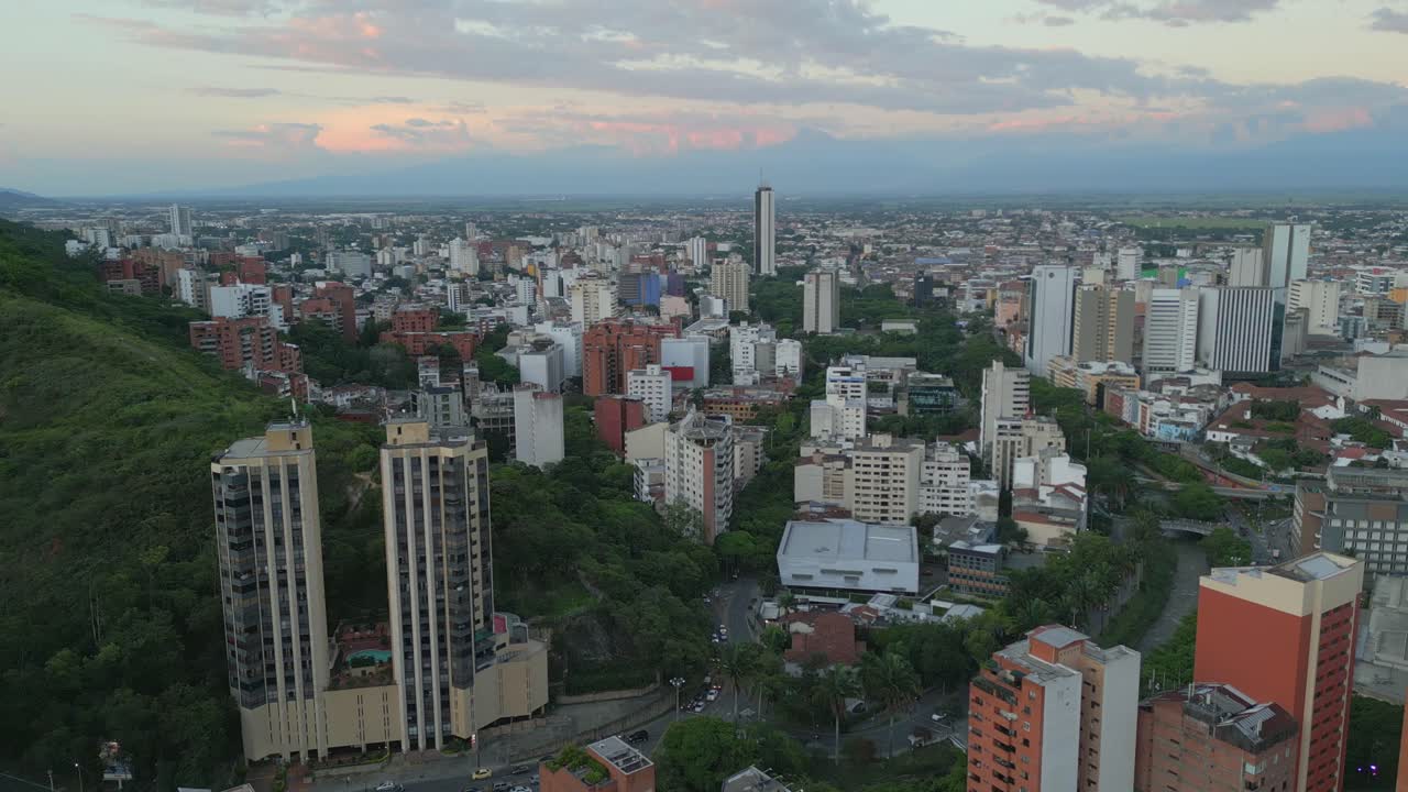 vista aérea del oeste de cali, centenario y el barrio de el penón, colombia