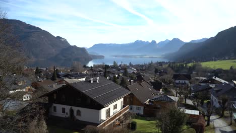 Malerischer-Blick-Auf-Das-Charmante-Dorf-Sankt-Gilgen-In-Salzburg,-österreich-Mit-Blick-Auf-Häuser,-Berge-Und-See