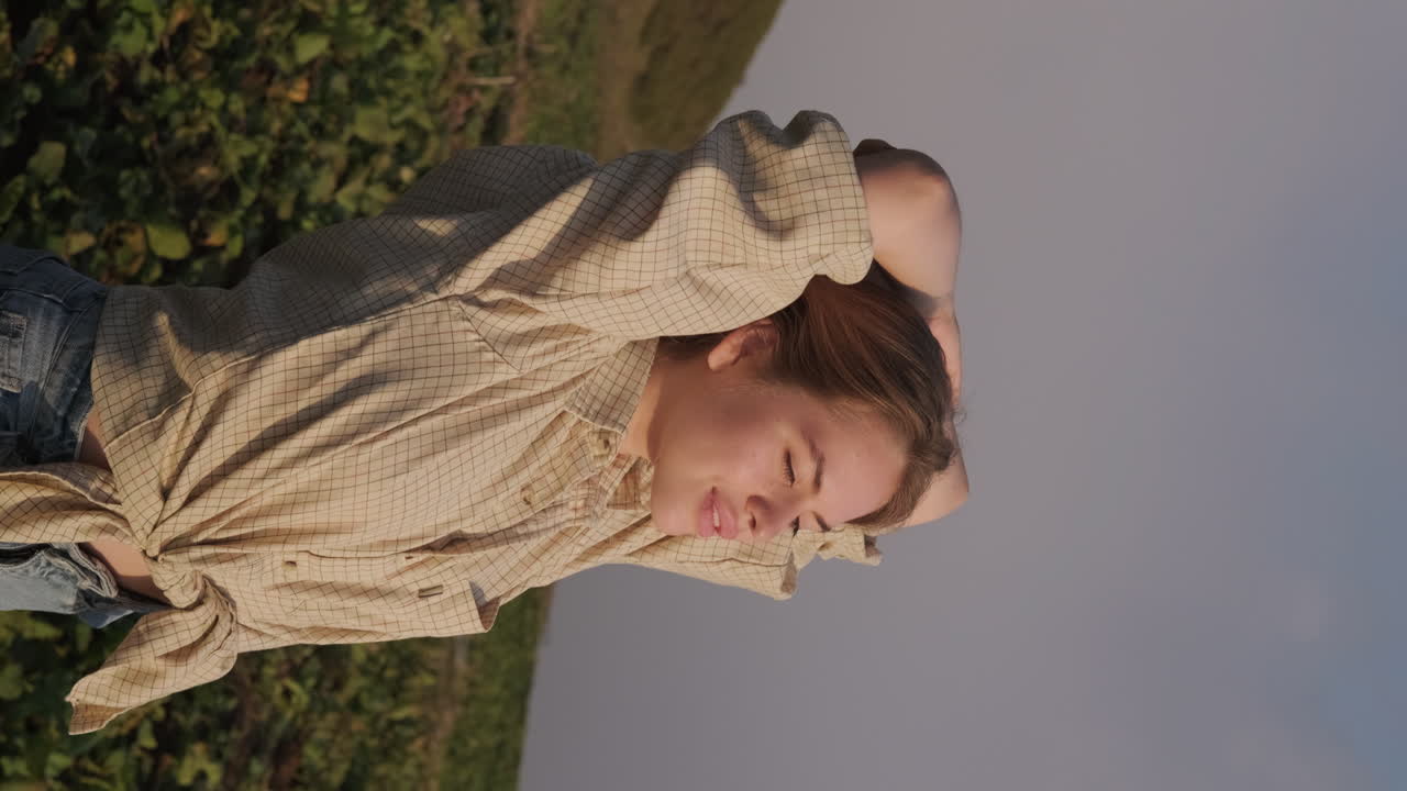 해가 지는 동안 에서 휴식을 취하는 여자