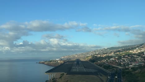 Aterrizando-En-El-Aeropuerto-De-Funchal,-Isla-De-Madeira