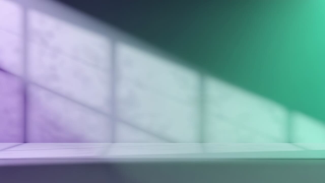 Luz solar cambiante proyectando una sombra diagonal sobre una pared de paneles en una habitación, con una repisa baja y un degradado púrpura verdoso.