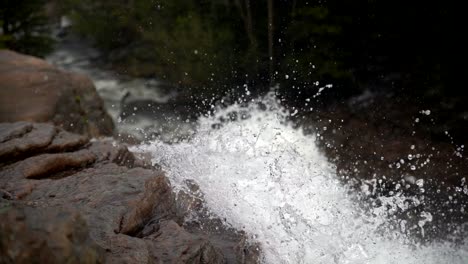 Chorro-De-Agua-Salpica-En-Cámara-Lenta