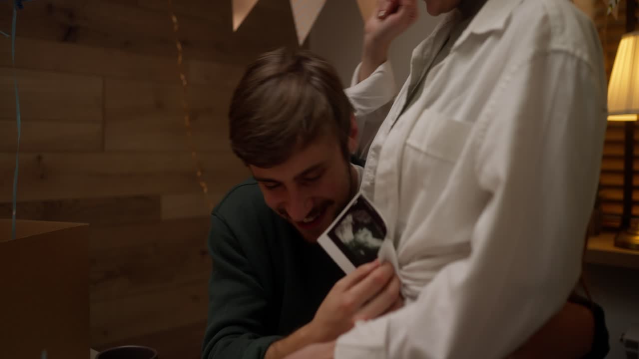 행복 한 부부 가 임신 을 축하 하고 있다