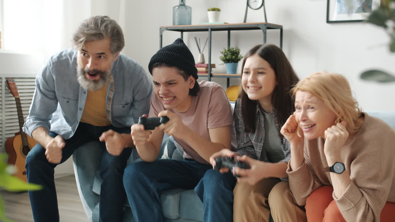 가족이 함께 비디오 게임을 하는 것