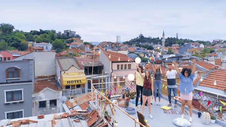 fiesta en la azotea amigos celebran con