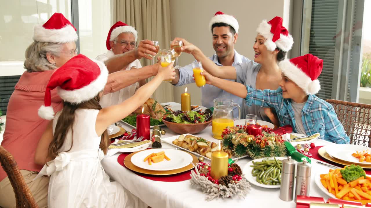 familia extendida feliz en la mesa de la cena de navidad