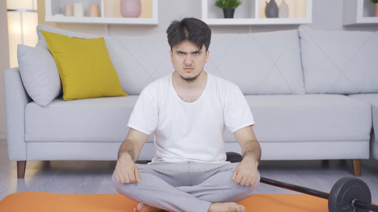 집에서 공격적인 남자 훈련.