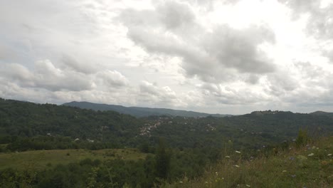 Zeitraffer-Von-Wolken,-Die-Durch-Die-Grünen-Hügel-Ziehen