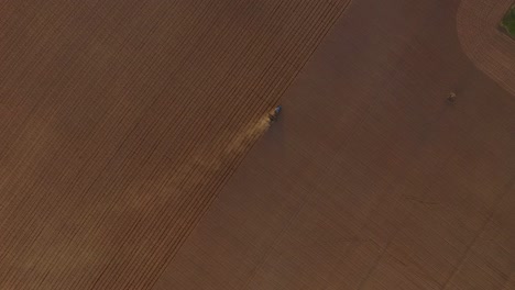 campos de siembra con tractor y sembradora en vista aérea de campo polvoriento
