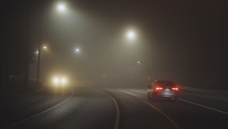 Coches-Circulando-En-La-Noche-Nublada---Ancho,-Estático